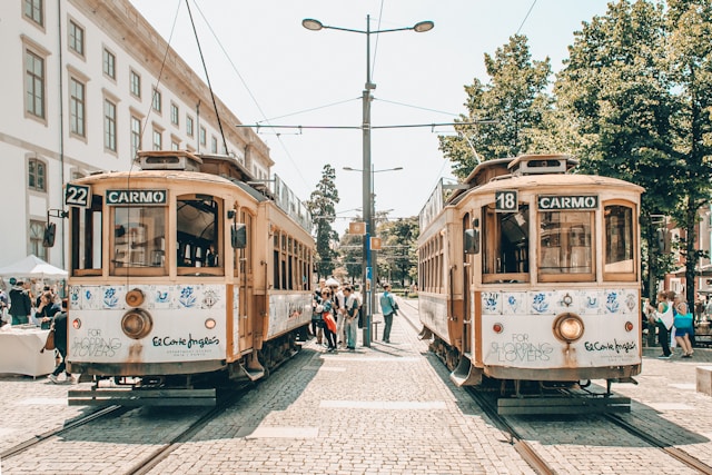 Tramways à Porto, photo : Eugene Zhyvchik / unsplash
