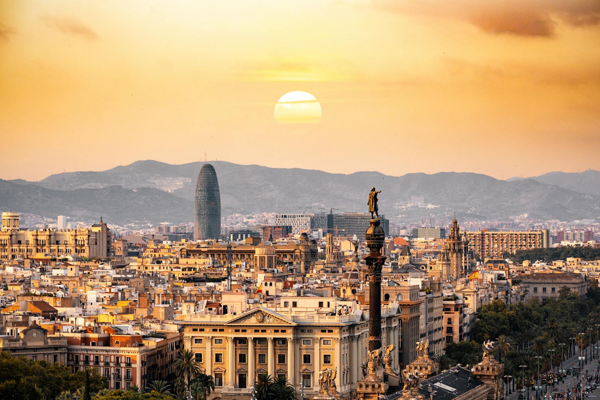 Barcelone, photo par Aleksandar Pasaric / pexels