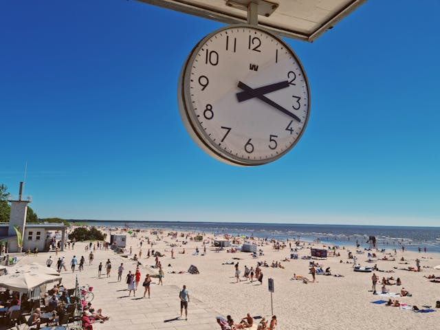 Photo de Daniel Peterson: https://www.pexels.com/fr-fr/photo/plage-vacances-gens-personnes-13126567/