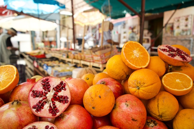 photo d'oranges et grebnades sur un marché à palerme, photo de Ricardo Gomez Angel