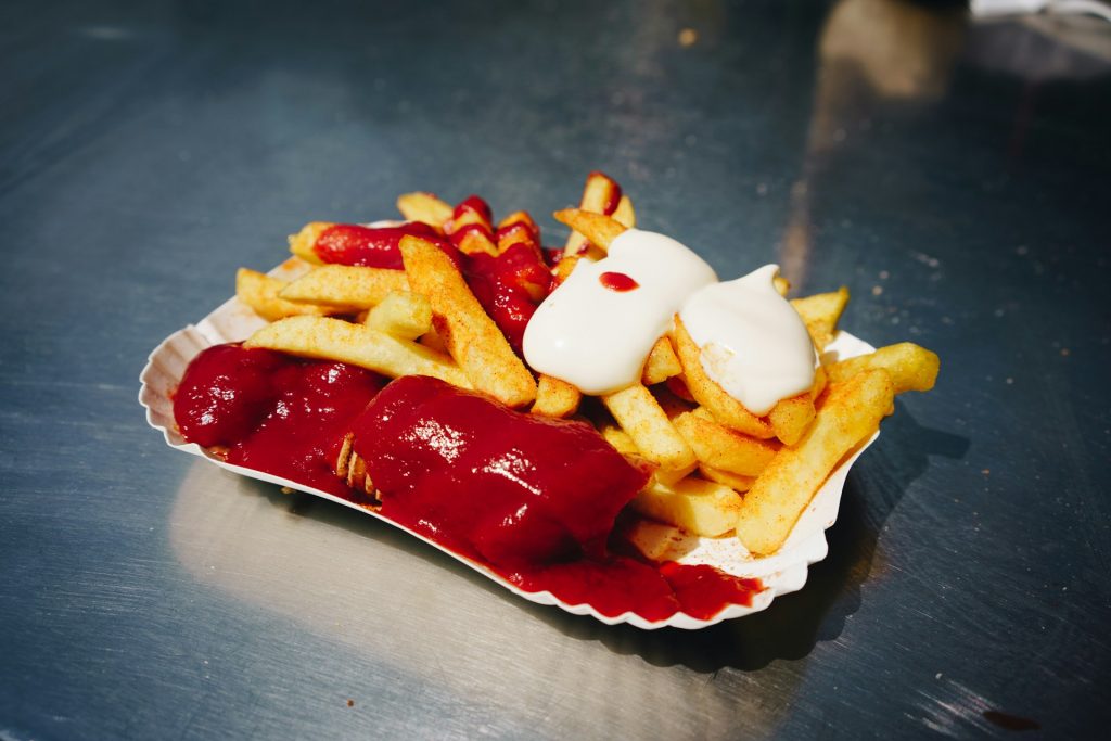 Currywurst traditionnelle, photo par Claudio Schwarz / unsplash