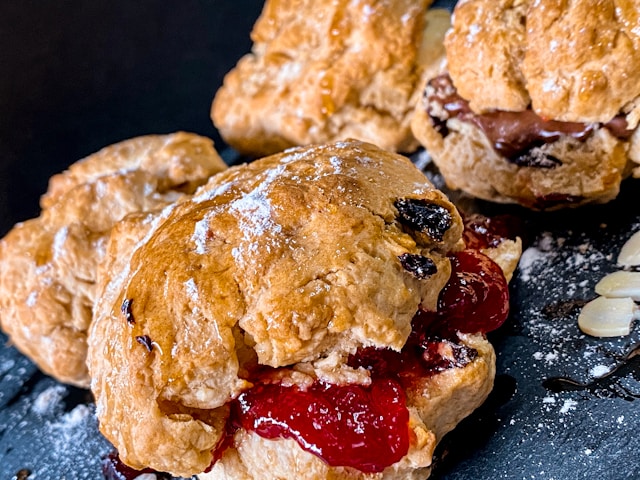 Petits pains pour le thé (scones), Ecosse, photo par Craig Bradford / unsplash