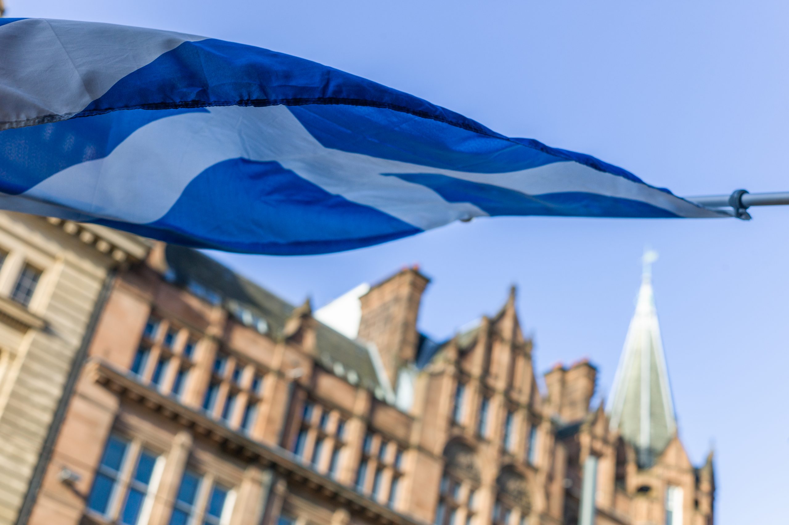 le drapeau Ecossais flotte devant un bâtiment, Edimbourg, photo par jean-michel ducasse