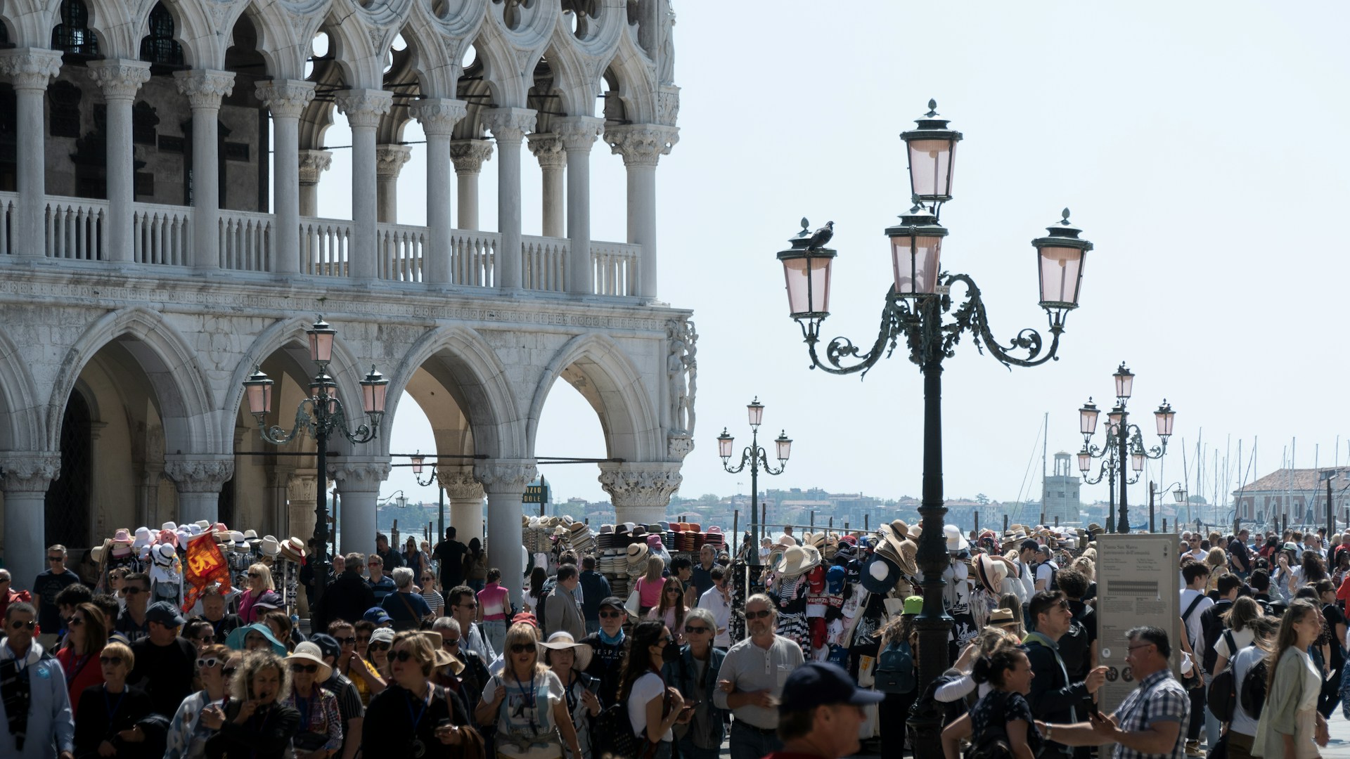 Touristes venise, photo par Hubert Buratynski / unsplash