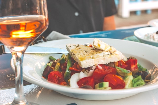 photo d'une Salade grecque traditionnelle (Horiatiki)